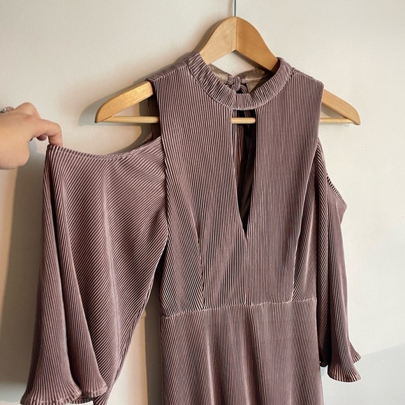 Lush Pleated Cold Shoulder Midi Dress Dusty Purple Lilac Small NWT - Picture 3 of 10